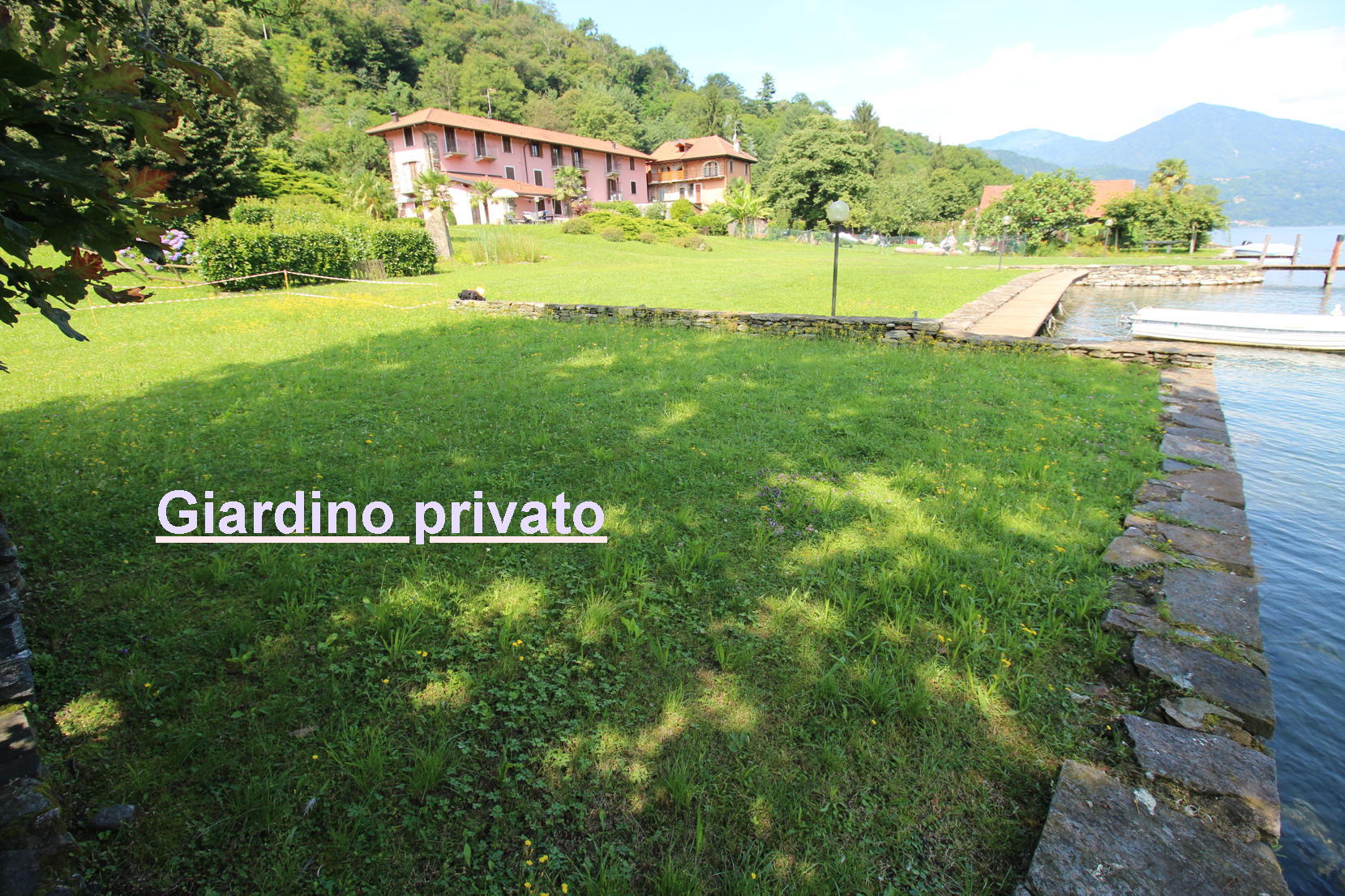 2 - Orta San Giulio, appartamento fronte lago d'Orta
con balcone, box auto e giardino privato Orta San Giulio